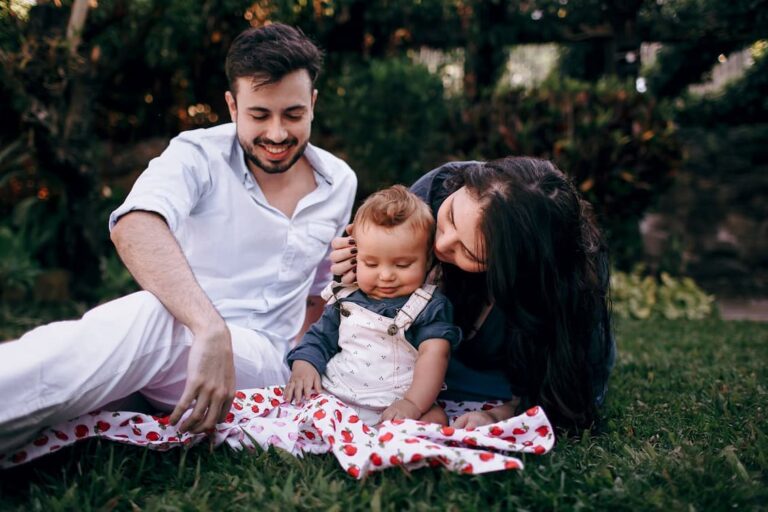 happy-family-outdoor-picnic-moment