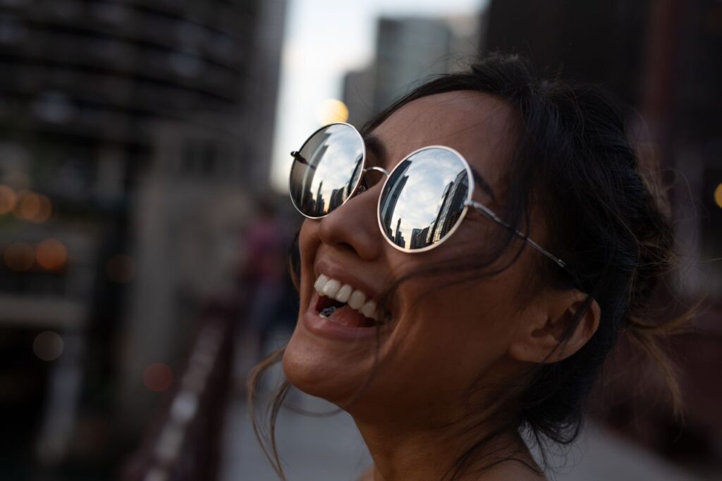 smiling-woman-wearing-sunglasses