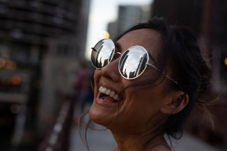 smiling-woman-wearing-sunglasses