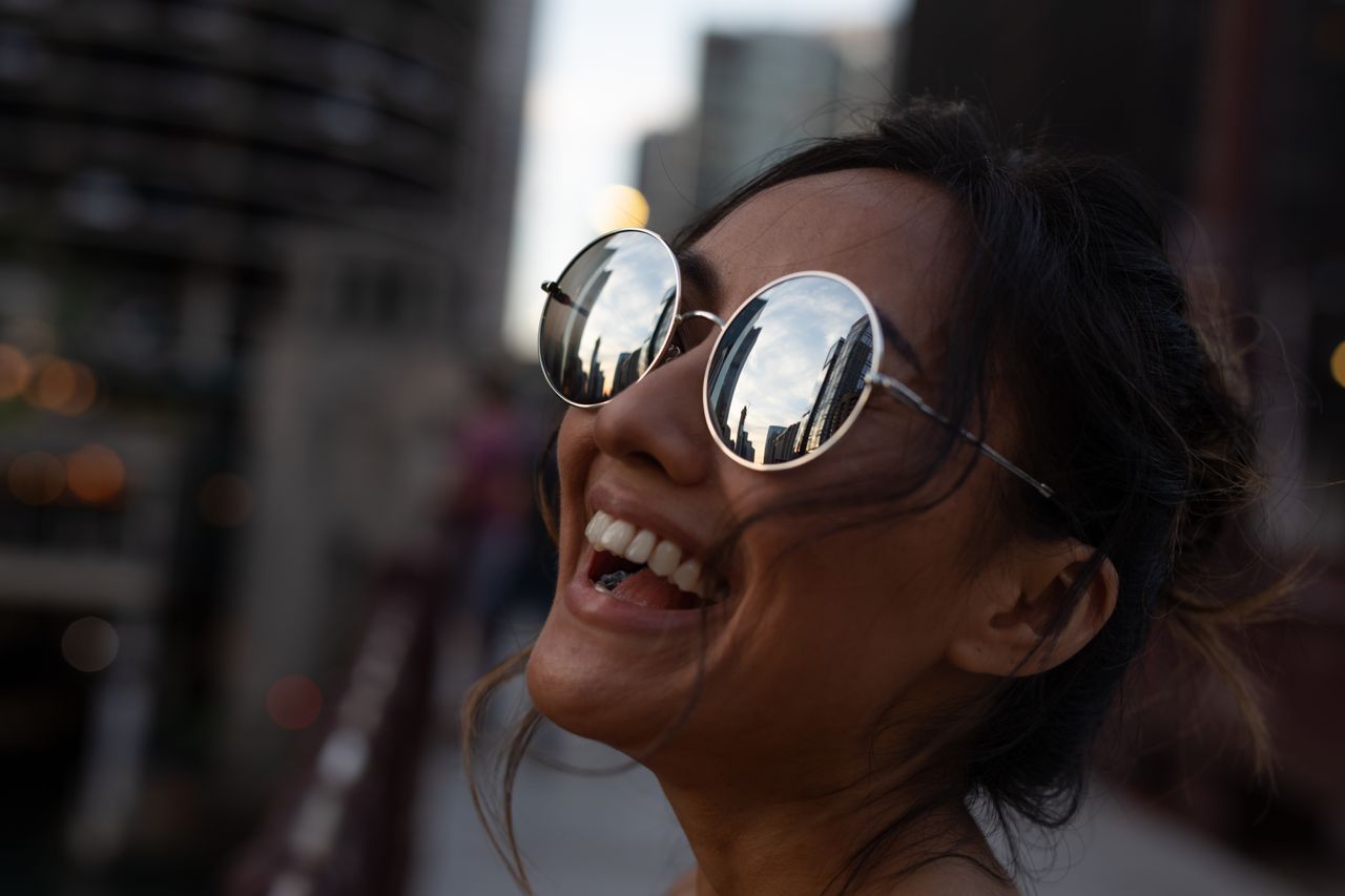 smiling-woman-wearing-sunglasses